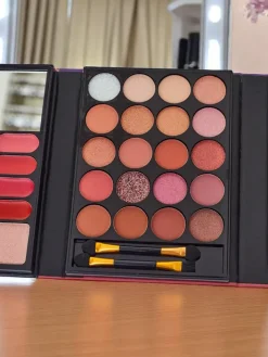 Oczy^Royalfashion ANYLADY Kompaktowa paletka do makijażu - cienie, konturowanie, usta- 32 odcienie