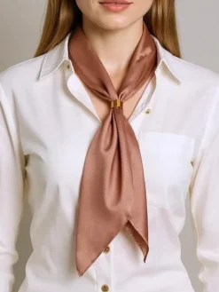 Chusty / Apaszki / Szaliki^Royalfashion Apollonia Ciemnobrązowa Apaszka Damska z Poliestru Satynowego 69x66 cm Ciemnobrązowy