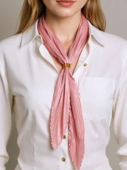 Chusty / Apaszki / Szaliki^Royalfashion Apollonia Eleganza Jasnoróżowa Apaszka Damska z Plisowanej Tkaniny 69 cm Jasnoróżowy