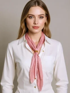 Chusty / Apaszki / Szaliki^Royalfashion Apollonia Eleganza Jasnoróżowa Apaszka Damska z Plisowanej Tkaniny 69 cm Jasnoróżowy