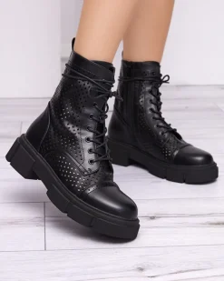 Workery|Botki Bez Ocieplenia^Royalfashion Ażurowe czarne damskie botki na płaskim obcasie Rolika - Obuwie czarny