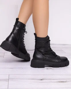 Workery|Botki Bez Ocieplenia^Royalfashion Ażurowe czarne damskie botki na płaskim obcasie Rolika - Obuwie czarny