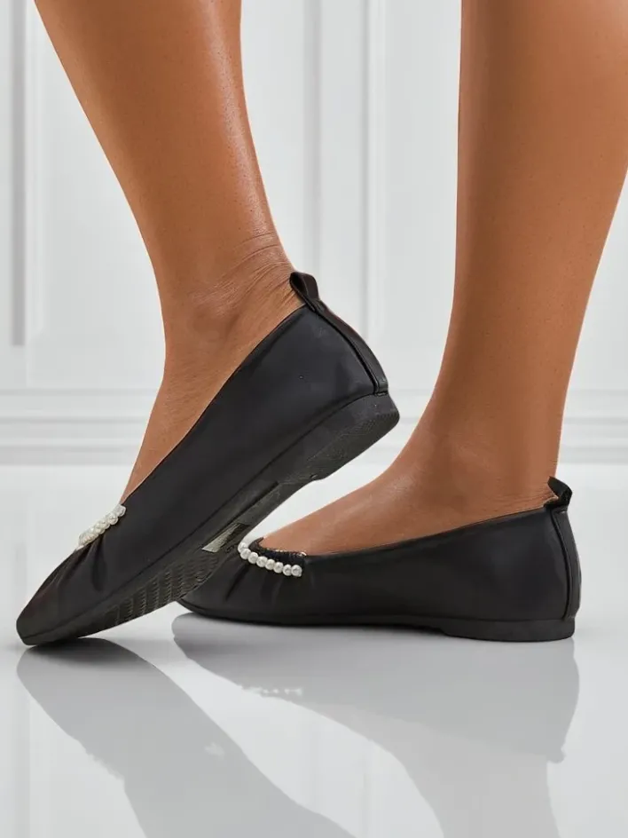Buty Na Wielkie Wyjście|Baleriny Klasyczne^Royalfashion Baleriny Callisto Nero – Czarne baleriny z ekoskóry z perełkami, płaski obcas czarny