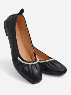 Buty Na Wielkie Wyjście|Baleriny Klasyczne^Royalfashion Baleriny Callisto Nero – Czarne baleriny z ekoskóry z perełkami, płaski obcas czarny