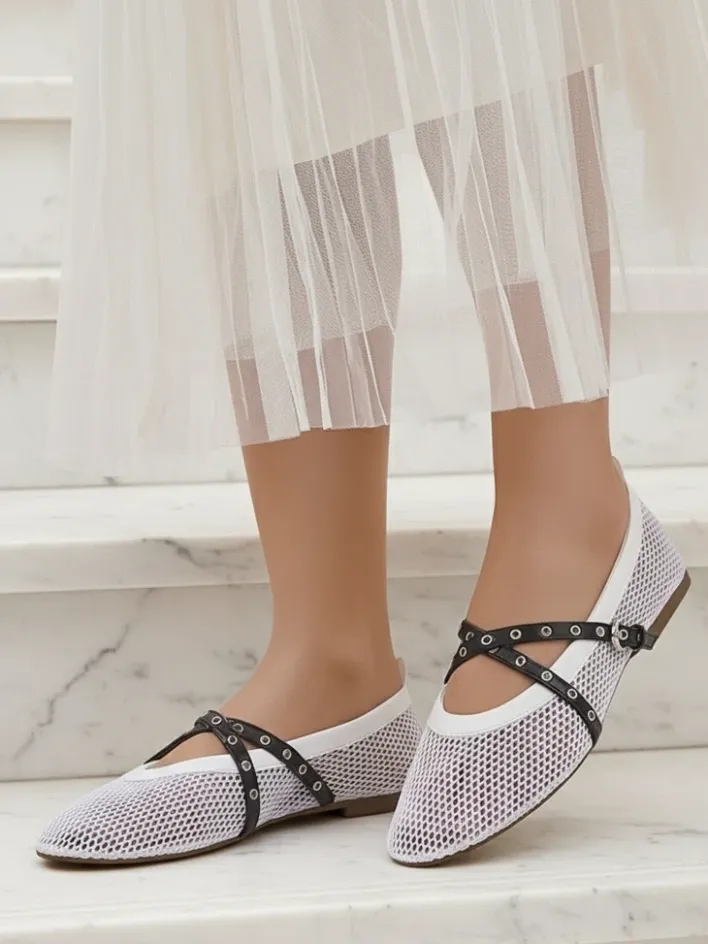 Baleriny Klasyczne^Royalfashion Baleriny Calista Bianca – siateczkowe białe buty damskie z czarnymi paskami biały
