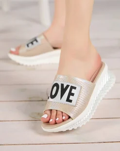 Klapki Na Obcasie^Royalfashion Beżowe błyszczące klapki damskie z napisem Sosha- Obuwie beżowy