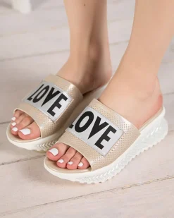 Klapki Na Obcasie^Royalfashion Beżowe błyszczące klapki damskie z napisem Sosha- Obuwie beżowy