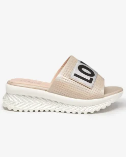 Klapki Na Obcasie^Royalfashion Beżowe błyszczące klapki damskie z napisem Sosha- Obuwie beżowy