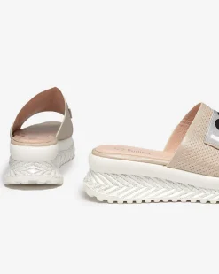 Klapki Na Obcasie^Royalfashion Beżowe błyszczące klapki damskie z napisem Sosha- Obuwie beżowy