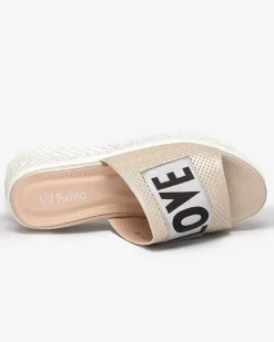 Klapki Na Obcasie^Royalfashion Beżowe błyszczące klapki damskie z napisem Sosha- Obuwie beżowy