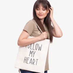 Materiałowe^Royalfashion Biała materiałowa torba z napisem - Akcesoria