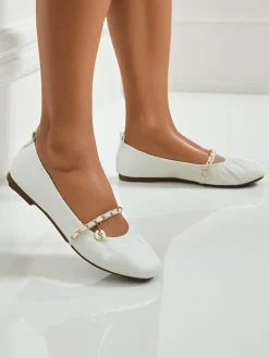 Buty Na Wielkie Wyjście|Baleriny Klasyczne^Royalfashion Białe baleriny damskie Callista z łańcuszkiem – skóra ekologiczna, klasyka Włoch biały