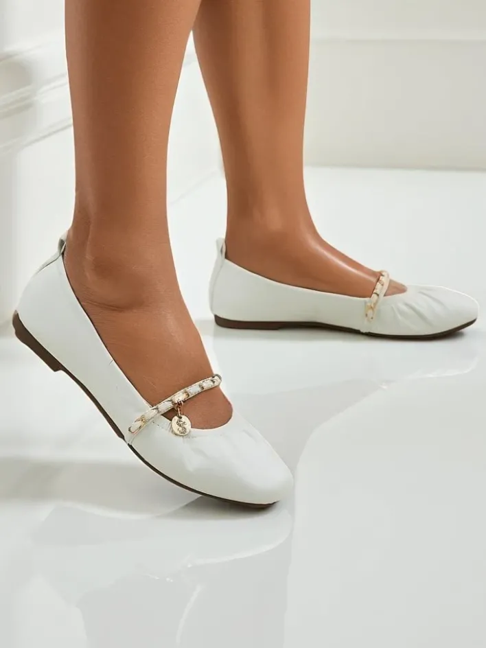 Buty Na Wielkie Wyjście|Baleriny Klasyczne^Royalfashion Białe baleriny damskie Callista z łańcuszkiem – skóra ekologiczna, klasyka Włoch biały