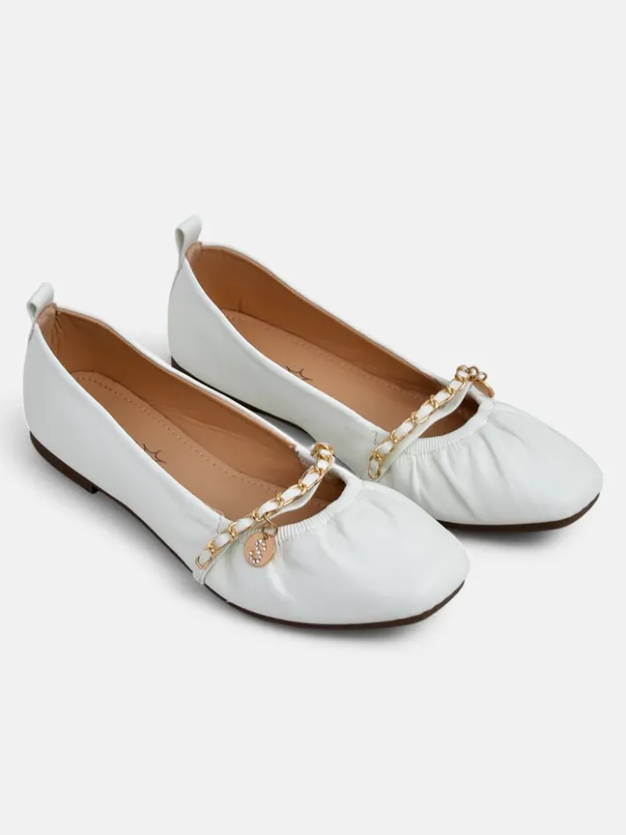 Buty Na Wielkie Wyjście|Baleriny Klasyczne^Royalfashion Białe baleriny damskie Callista z łańcuszkiem – skóra ekologiczna, klasyka Włoch biały