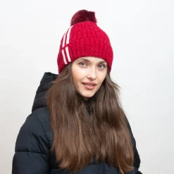 Czapki I Kapelusze^Royalfashion Bordowa ocieplana czapka z białymi paseczkami i pomponem - Akcesoria Bordowy