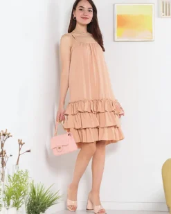 Sukienki Krótkie^Royalfashion Camelowa damska sukienka na ramiączkach z falbankami - Odzież jasny brązowy