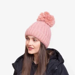 Czapki I Kapelusze^Royalfashion Ciemnoróżowa damska ocieplana błyszcząca czapka z pomponem - Akcesoria ciemnoróżowy