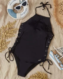 Stroje Kąpielowe^Royalfashion Damski jednoczęściowy kostium kąpielowy z ozdobnymi bokami w kolorze czarnym- Odzież