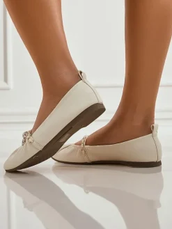 Buty Na Wielkie Wyjście|Baleriny Klasyczne^Royalfashion Damskie baleriny Aelia beżowe z ekoskóry z ozdobnym łańcuszkiem ITALIA beżowy