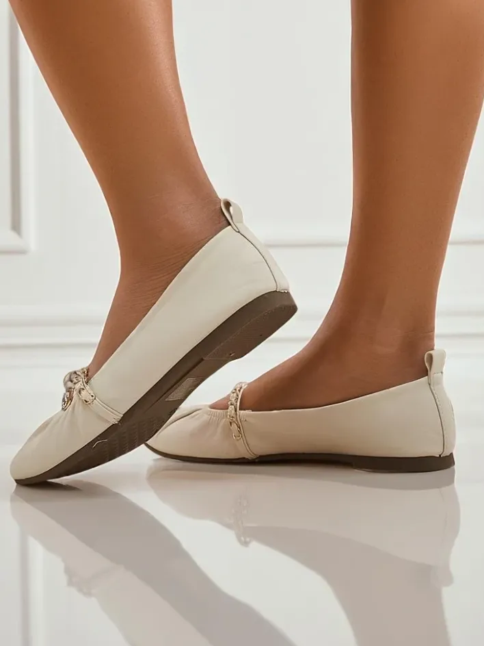 Buty Na Wielkie Wyjście|Baleriny Klasyczne^Royalfashion Damskie baleriny Aelia beżowe z ekoskóry z ozdobnym łańcuszkiem ITALIA beżowy