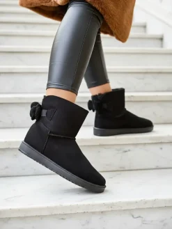 Śniegowce^Royalfashion Damskie Botki Aurelia w Czarnym Kolorze na Płaskim Obcasie