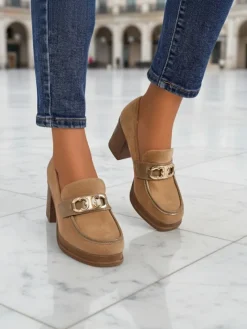 Mokasyny Na Obcasie^Royalfashion Damskie Loafers Perseida – jasnobrązowe zamszowe na słupku eleganckie jasny brązowy