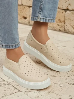 Półbuty^Royalfashion Damskie slip-ony Callista Beżowe z ekologicznej skóry na platformie beżowy