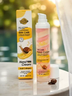 Dłonie^Royalfashion EraRose Aurora Snail Collagen Hand Cream nawilżający krem do rąk 60g