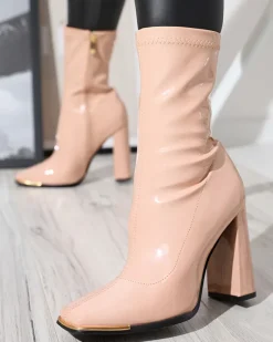 Botki Bez Ocieplenia|Botki Na Słupku^Royalfashion Jasnoróżowe damskie lakierowane botki na słupku Rekila - Obuwie Jasnoróżowy