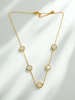 Biżuteria^Royalfashion Naszyjnik Persefone Aurea z białymi kwiatami na pozłacanym łańcuszku