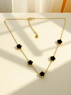 Biżuteria^Royalfashion Naszyjnik Persefone Aurea z czarnymi kwiatami na pozłacanym łańcuszku