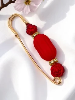 Biżuteria^Royalfashion Ozdobna broszka damska z różyczkami Rose Charm czerwony