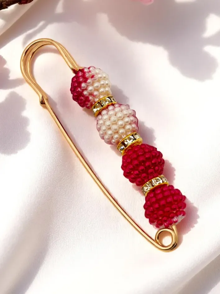 Biżuteria^Royalfashion Ozdobna broszka damska z perełkami Four Pearls czerwony