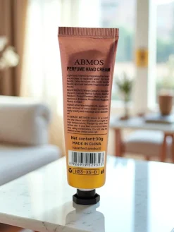 Dłonie^Royalfashion Perfumowany krem do rąk nawilżający Romantic Blooming