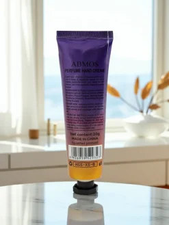 Dłonie^Royalfashion Perfumowany krem do rąk nawilżający Velvet Petals