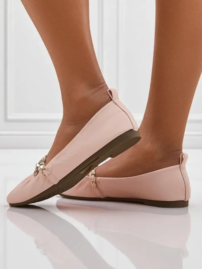 Buty Na Wielkie Wyjście|Baleriny Klasyczne^Royalfashion Różowe baleriny Callista z ekoskóry z łańcuszkiem – stylowe na wiosnę i lato różowy