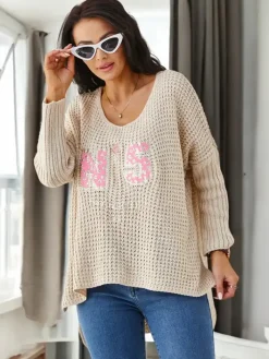 Swetry^Royalfashion Akrylowy damski sweter dzianinowy z napisami beżowy