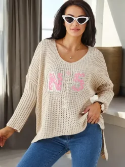 Swetry^Royalfashion Akrylowy damski sweter dzianinowy z napisami beżowy