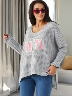 Swetry^Royalfashion Akrylowy damski sweter dzianinowy z napisami gołębi szary