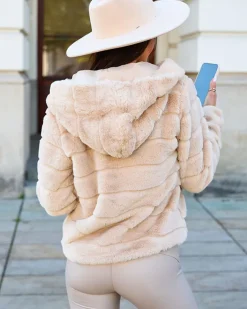 Kurtki / Marynarki / Płaszcze^Royalfashion Beżowa kurtka damska z imitacji futra beżowy