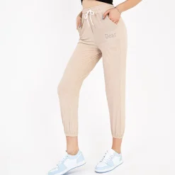 Spodnie Materiałowe^Royalfashion Beżowe damskie spodnie materiałowe z naszywką beżowy