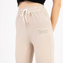 Spodnie Materiałowe^Royalfashion Beżowe damskie spodnie materiałowe z naszywką beżowy