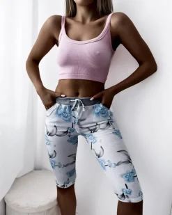 Spodenki 3/4|Krótkie Spodenki^Royalfashion Białe damskie spodenki 3/4 z kwiatowym wzorem biały