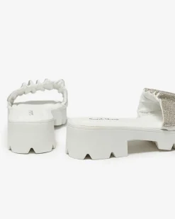 Klapki Na Obcasie^Royalfashion Białe klapki damskie z cyrkoniami Emkoy biały