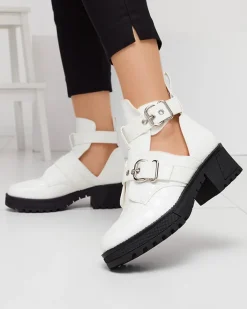 Botki Bez Ocieplenia|Botki Na Płaskim Obcasie^Royalfashion Białe lakierowane botki damskie z wycięciem i tłoczeniem Malevib biały