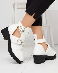 Botki Bez Ocieplenia|Botki Na Płaskim Obcasie^Royalfashion Białe lakierowane botki damskie z wycięciem i tłoczeniem Malevib biały