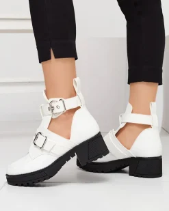 Botki Bez Ocieplenia|Botki Na Płaskim Obcasie^Royalfashion Białe lakierowane botki damskie z wycięciem i tłoczeniem Malevib biały