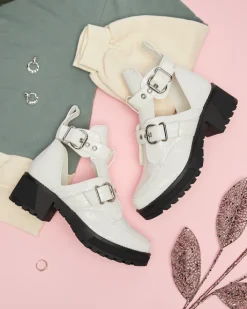 Botki Bez Ocieplenia|Botki Na Płaskim Obcasie^Royalfashion Białe lakierowane botki damskie z wycięciem i tłoczeniem Malevib biały