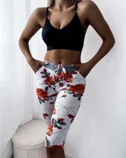 Spodenki 3/4|Krótkie Spodenki^Royalfashion Białe spodenki damskie 3/4 w czerwone kwiaty biały