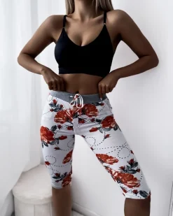 Spodenki 3/4|Krótkie Spodenki^Royalfashion Białe spodenki damskie 3/4 w czerwone kwiaty biały